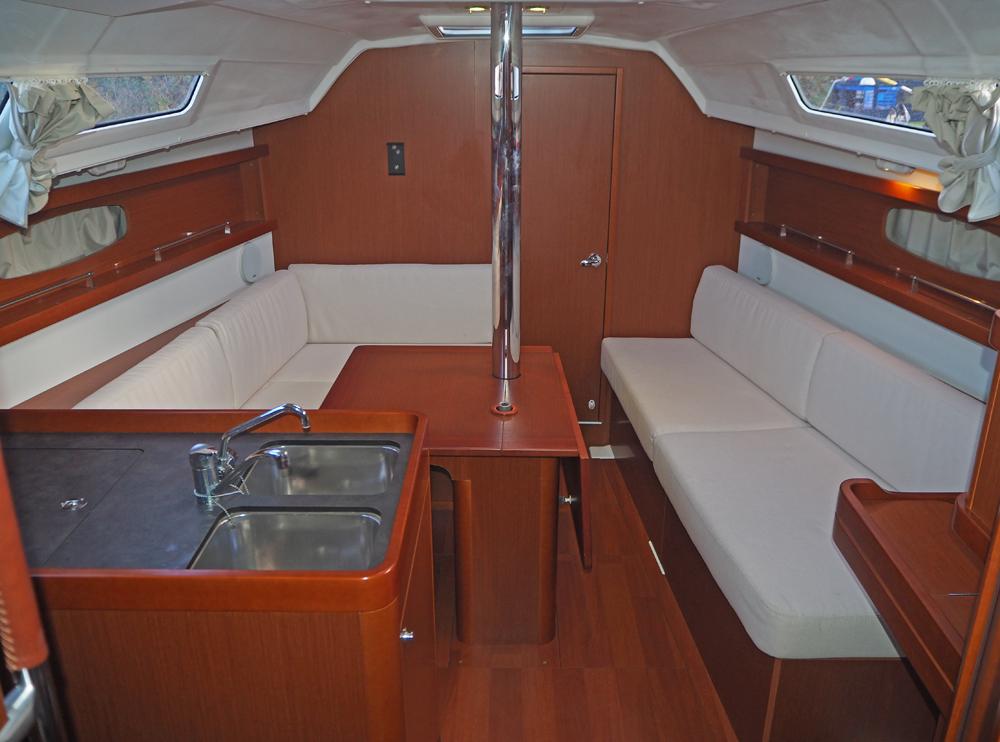 Saloon, Accommodation